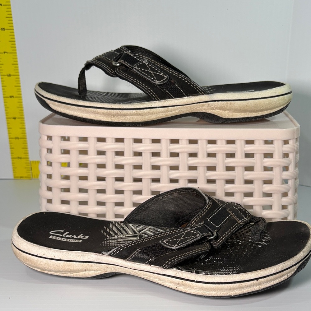 Clarks Black and Cream Flip-Flops size 5 fc5
